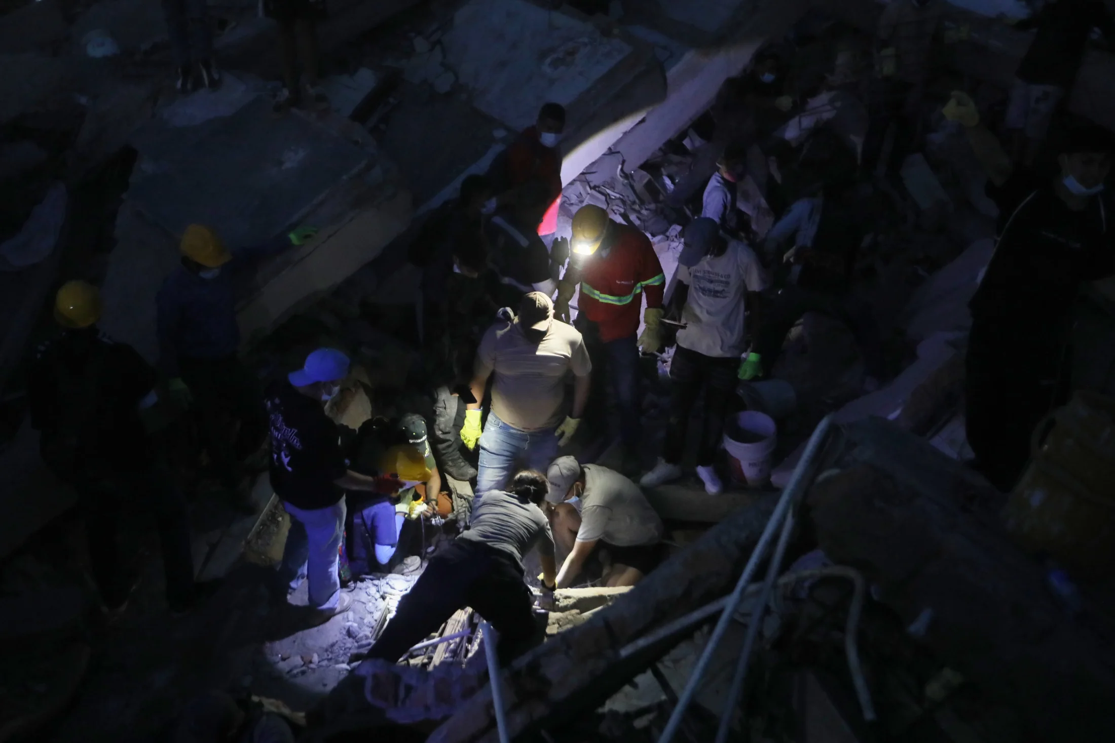 Un fuerte terremoto de magnitud 7,4 sacudió a Colombia: hubo réplicas en distintos distritos y al menos 132 muertos