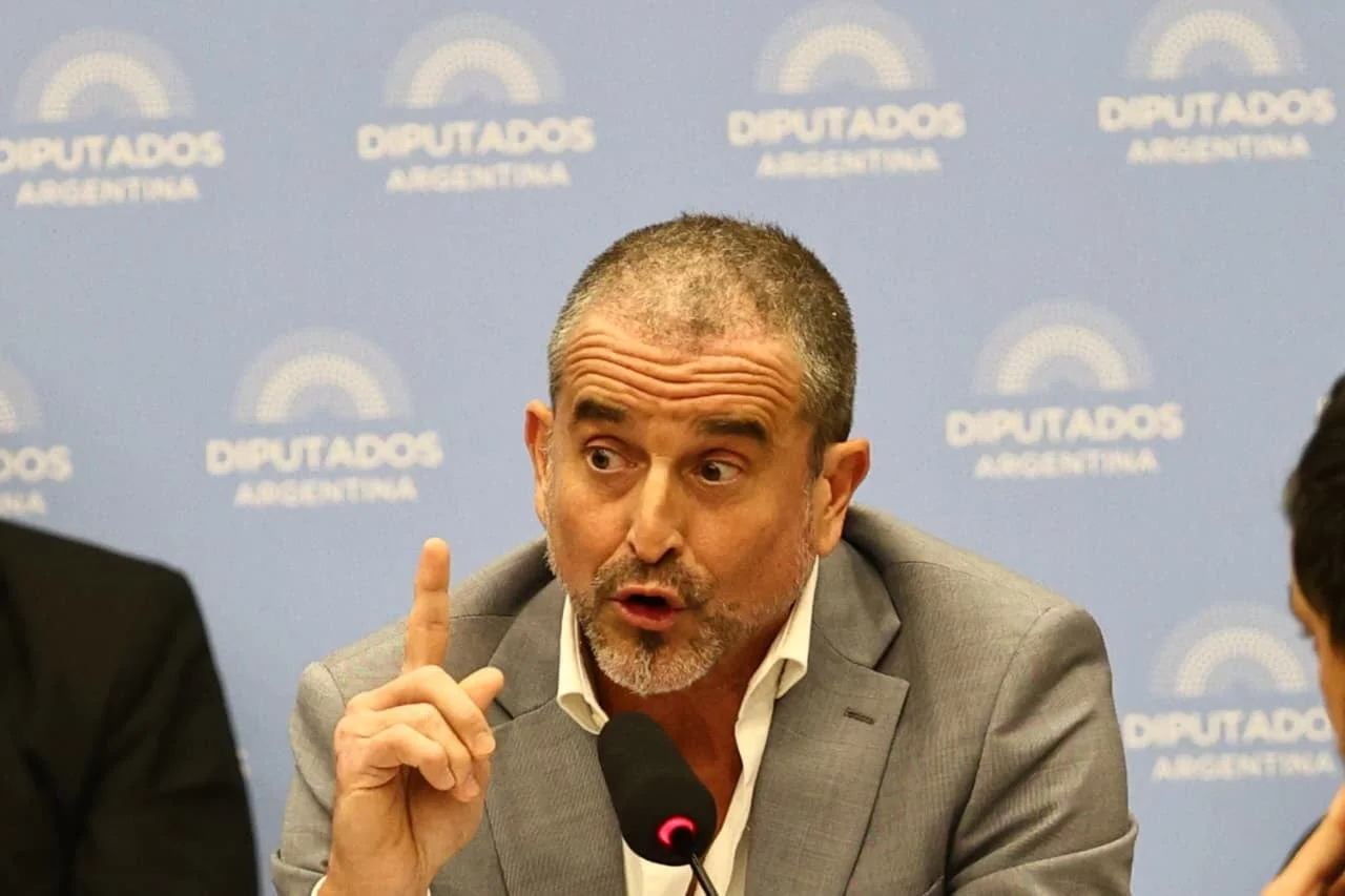 Diputados: el oficialismo dictaminó la reforma del Banco Central entre cruces con sus aliados y el retiro de Unión por la Patria