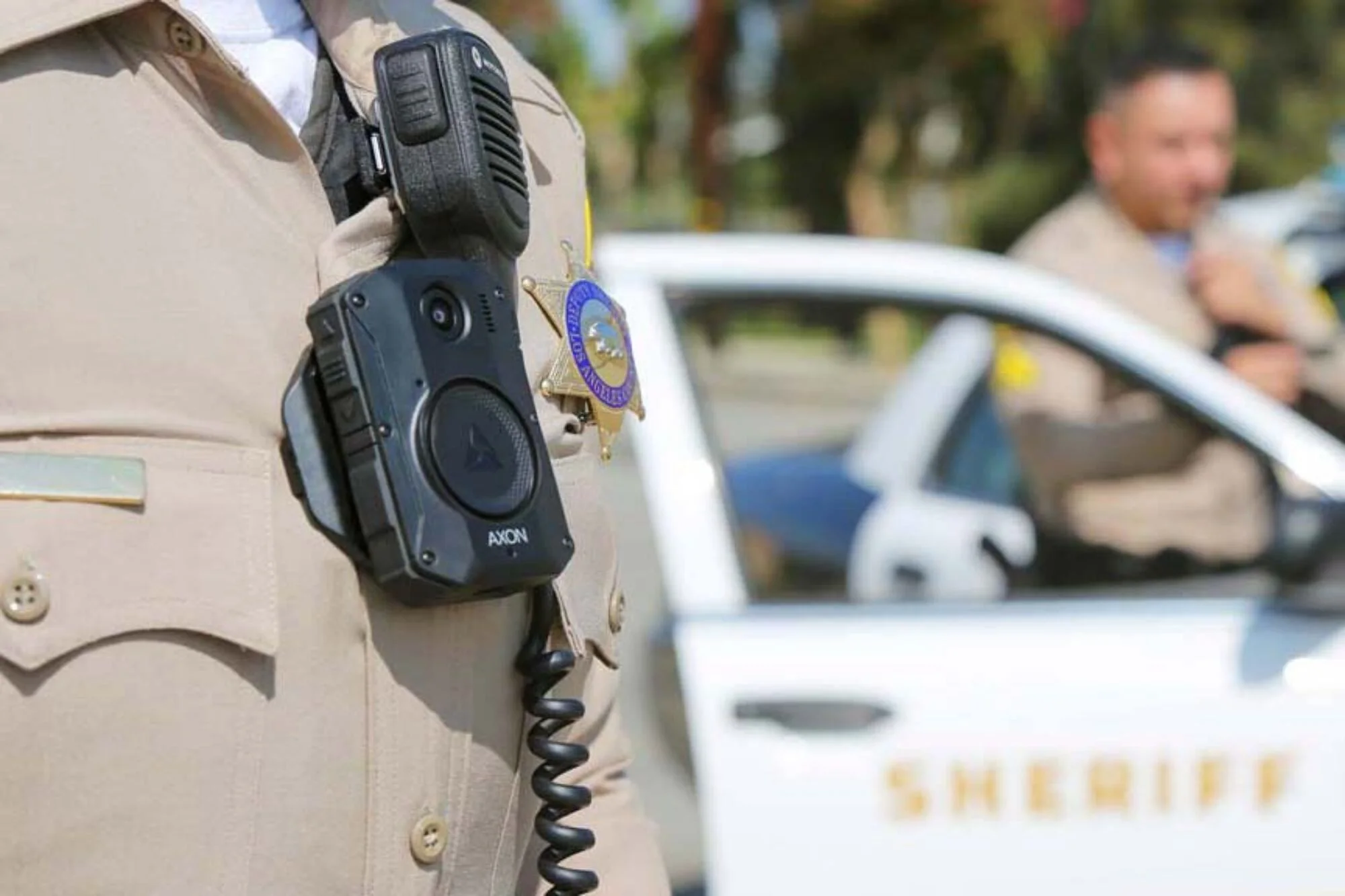 El ICE y las cámaras corporales: la regla oficial para grabar arrestos y por qué podrían retener videos indefinidamente