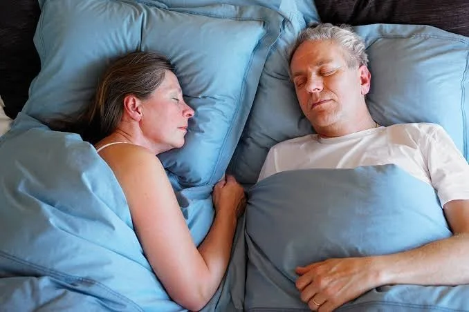 Esta es la posición correcta de la almohada para evitar que la cabeza quede suspendida y mejorar la cadera
