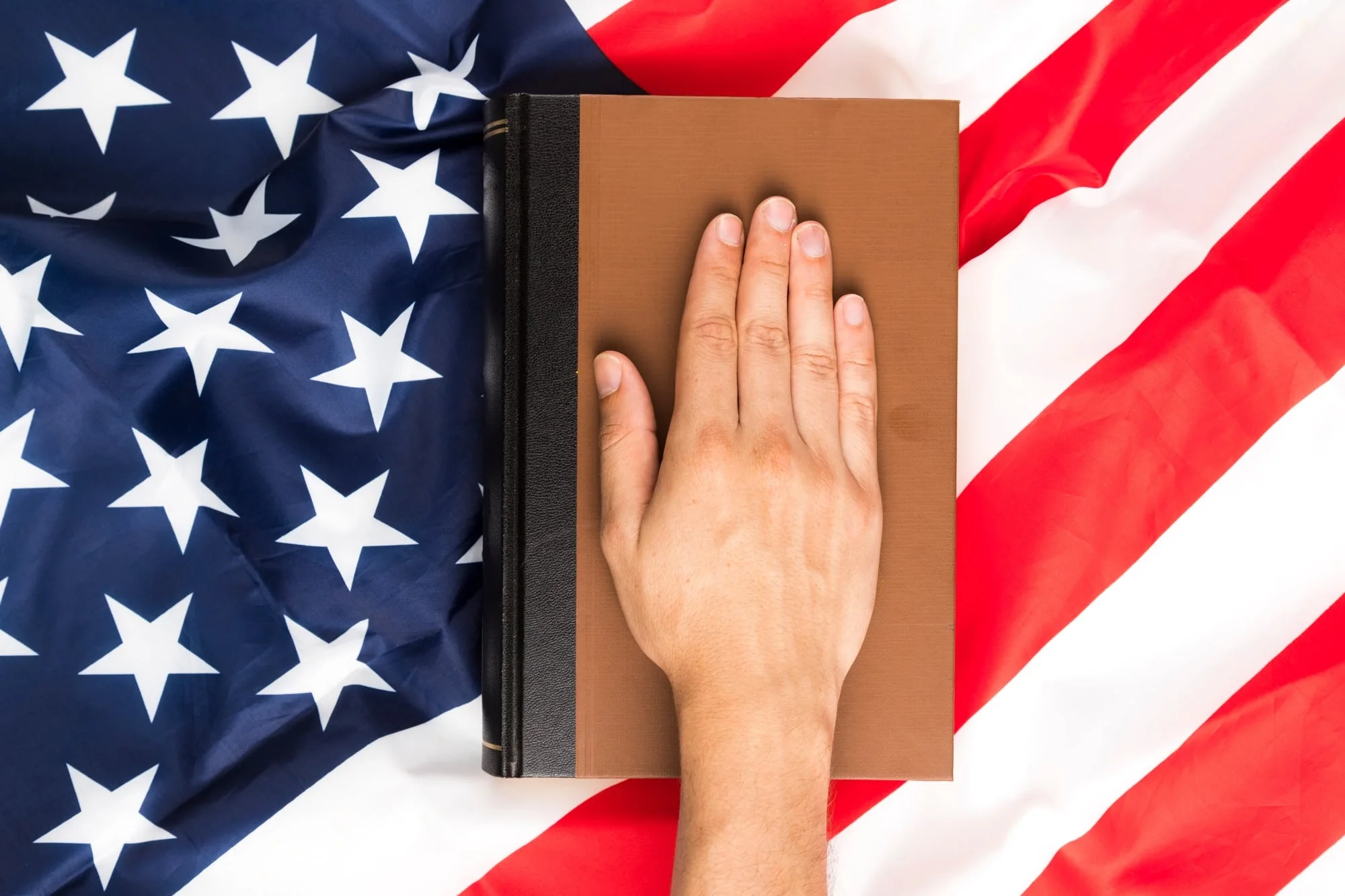 Lo deportaron, adoptó una identidad falsa y se convirtió en ciudadano americano: el Uscis busca su desnaturalización