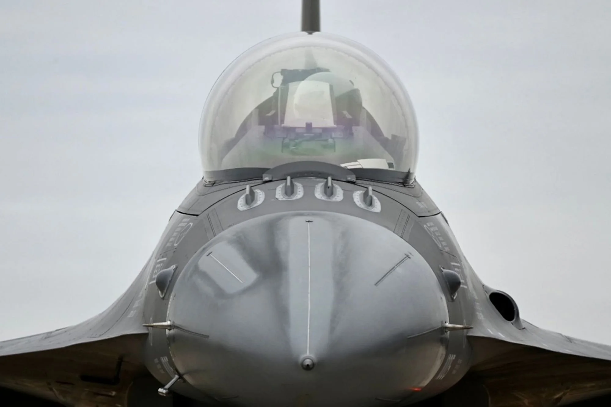 Ocho interrogantes detrás del programa de aviones F-16 que el Gobierno no responde