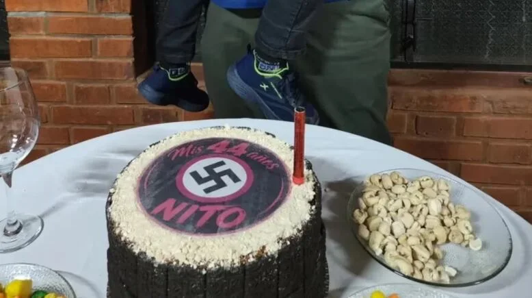 Investigan a un hombre que festejó su cumpleaños con una esvástica en la torta junto a un niño que realizó el saludo nazi