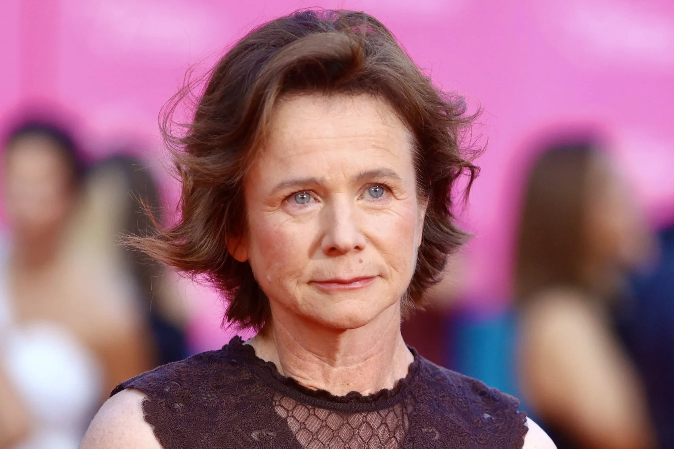 Emily Watson reveló que creció “en una especie de secta religiosa muy estricta” y contó cómo logró salir