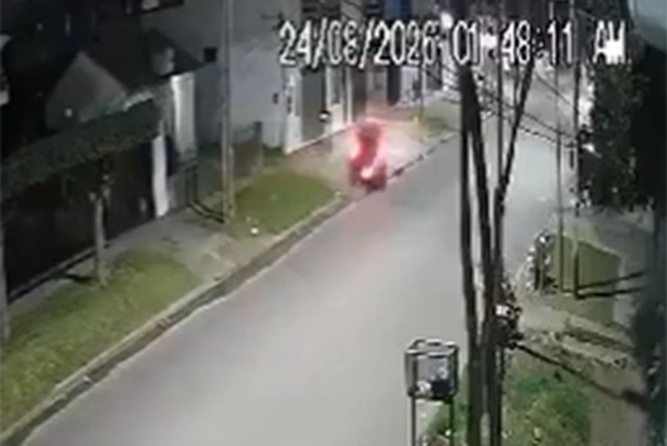 Impactante choque en Quilmes: cruzó la calle de un lado al otro, golpeó contra un local y murió