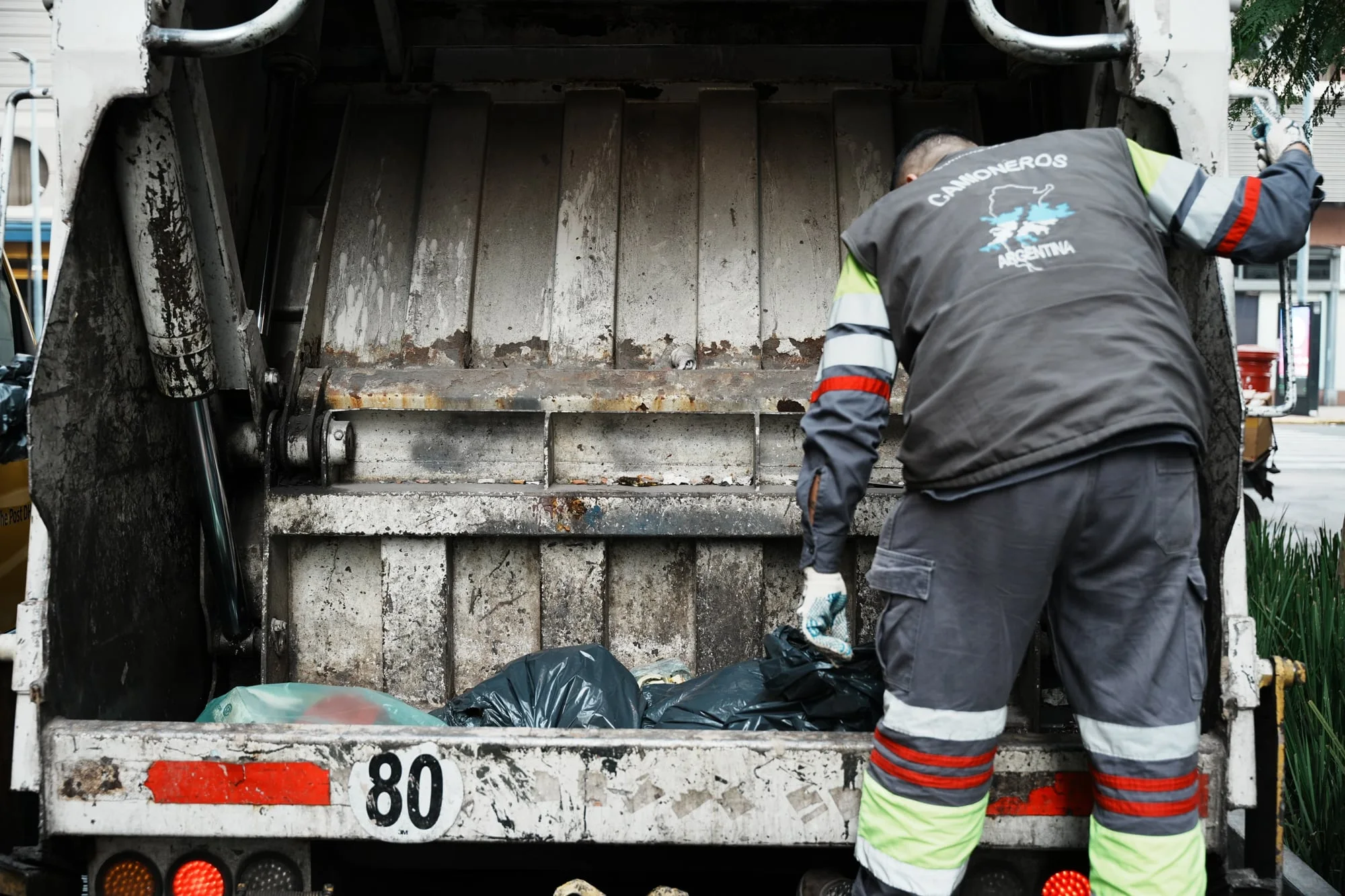 Un recolector murió aplastado por un camión de basura y la Justicia investiga a su compañero