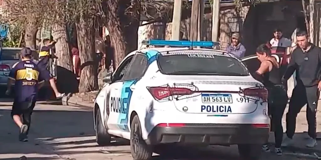 Un operativo por un auto mal estacionado terminó con incidentes, policías heridos y un vecino baleado