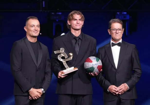 Nico Paz fue elegido como el mejor jugador joven de la Serie A en la última temporada