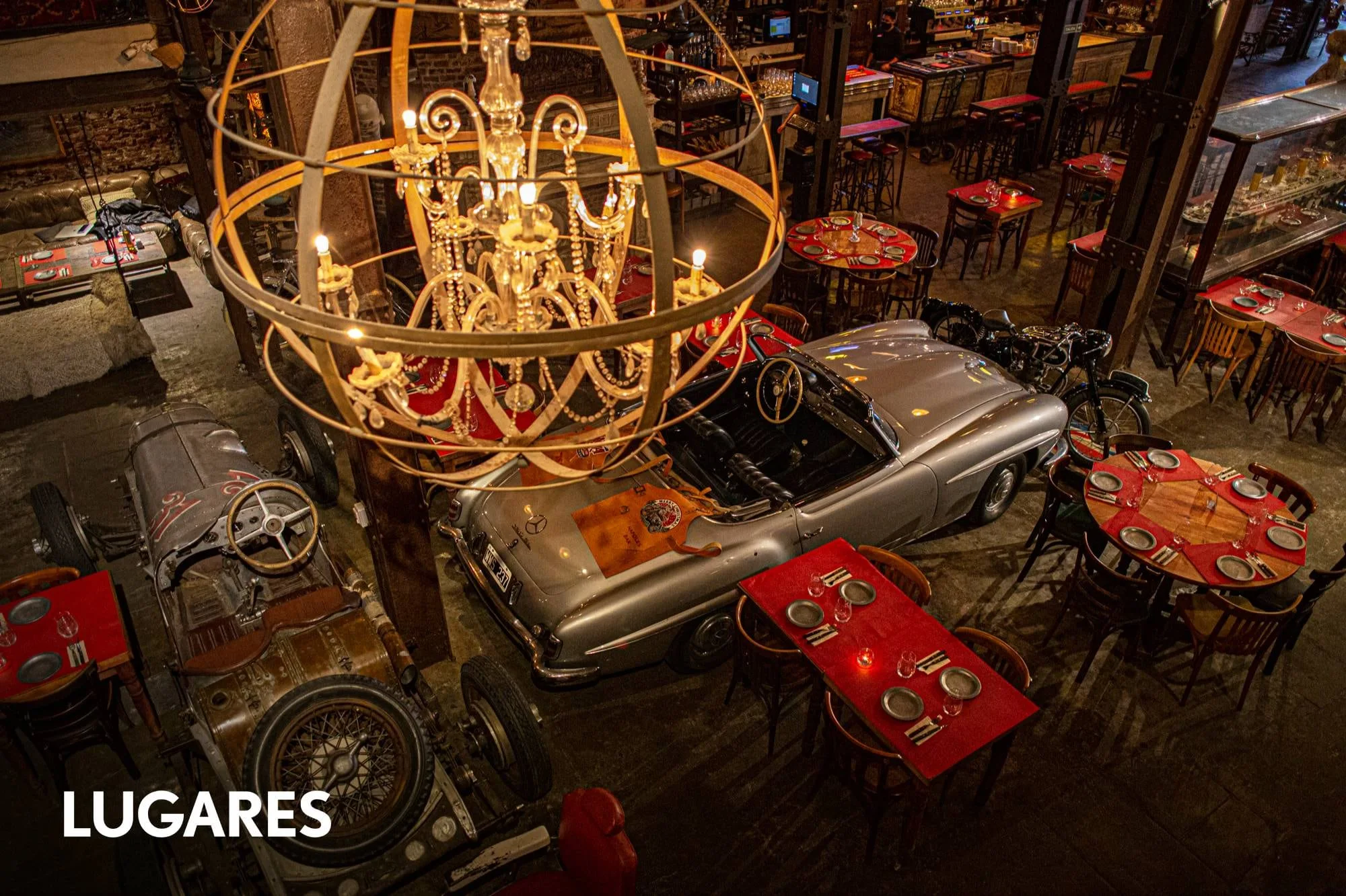 El restaurante más excéntrico de Buenos Aires: pastas caseras, autos de colección y miles de antigüedades bajo un mismo techo