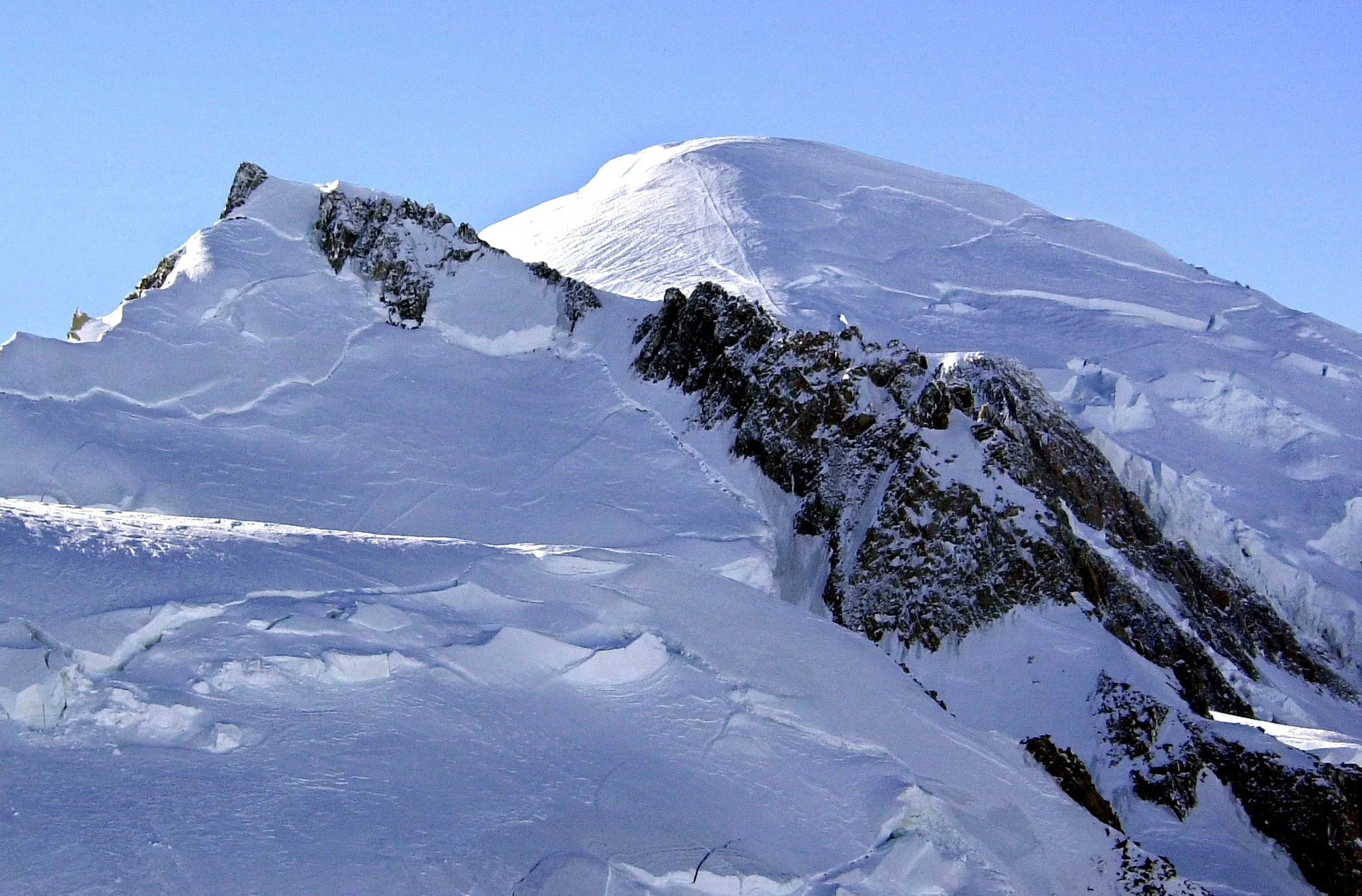 Dos argentinos cayeron mientras escalaban en una de las montañas más altas de Europa: uno murió y otro permanece internado