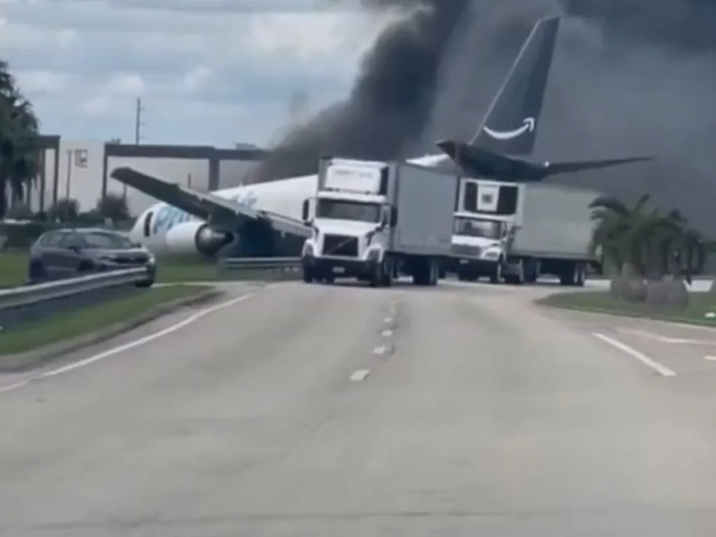 Qué se sabe del avión de carga de Amazon que se despistó en el aeropuerto de Miami