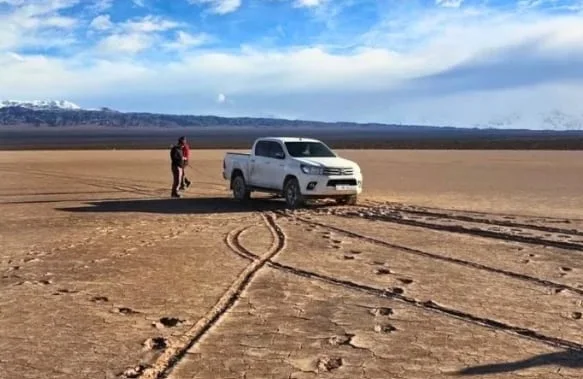 A un mes del ingreso ilegal de una 4x4 a Pampa del Leoncito, el vehículo sigue allí: dejó surcos de hasta 25 centímetros