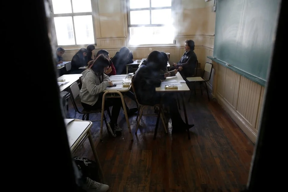 Pruebas PISA 2025: la Argentina vuelve a caer y menos del 8% de los alumnos alcanza el nivel básico en todas las materias