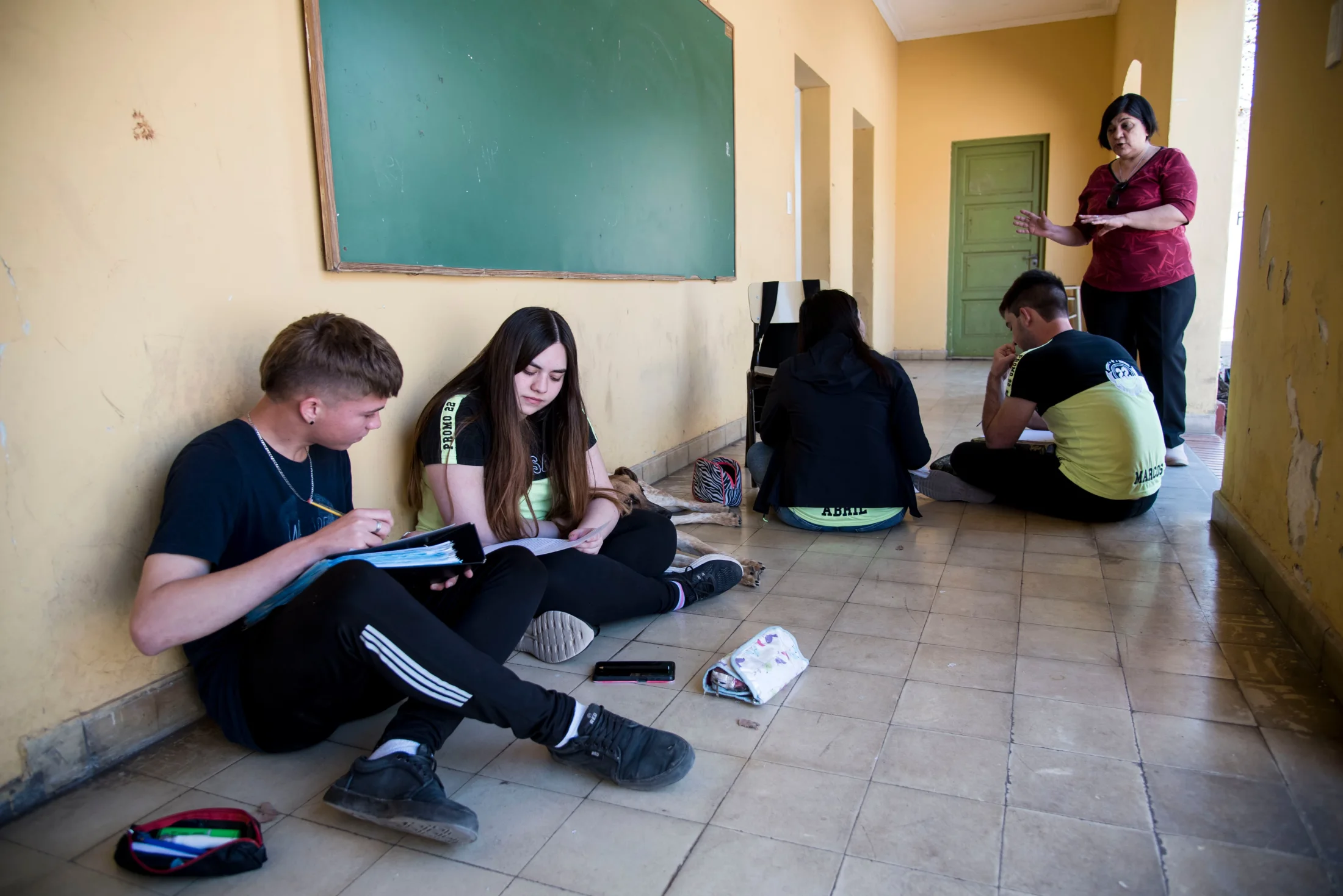 PISA 2025: la Argentina quedó en el último puesto en clima de aula y el segundo peor en distracciones con dispositivos móviles