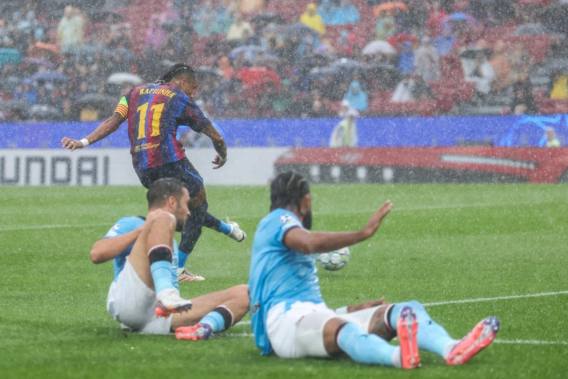 VIDEO: Los golazos de Raphinha y Adeyemi que adelantaron a Barcelona ante Feyenoord en la Champions League