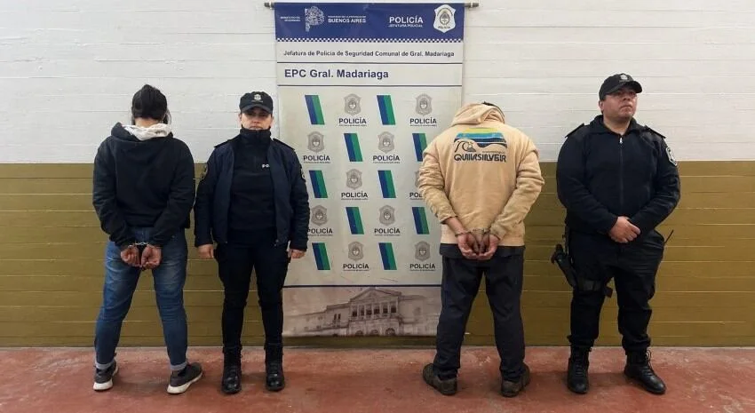 Detuvieron a una pareja por romper bolsas de basura y tirarlas a la calle