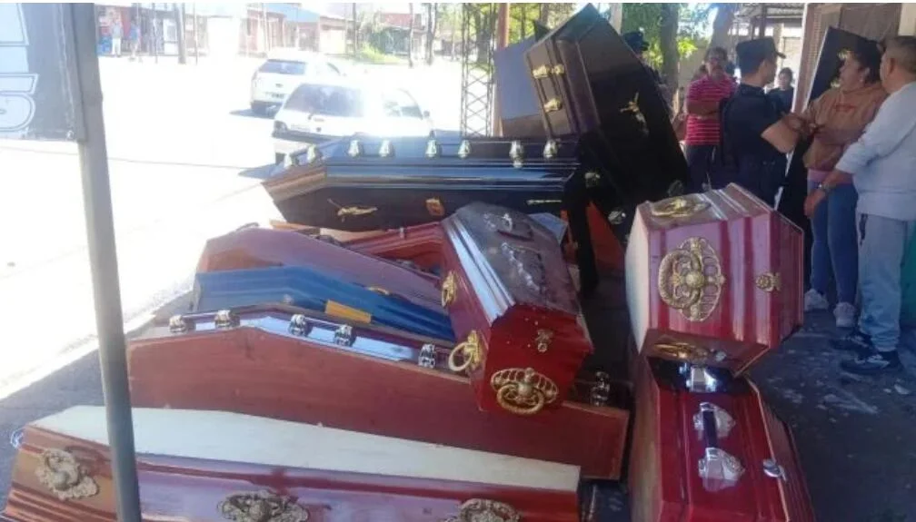 Misterio en Misiones: hallaron ataúdes y urnas con cenizas en un local que funcionaba como una panadería