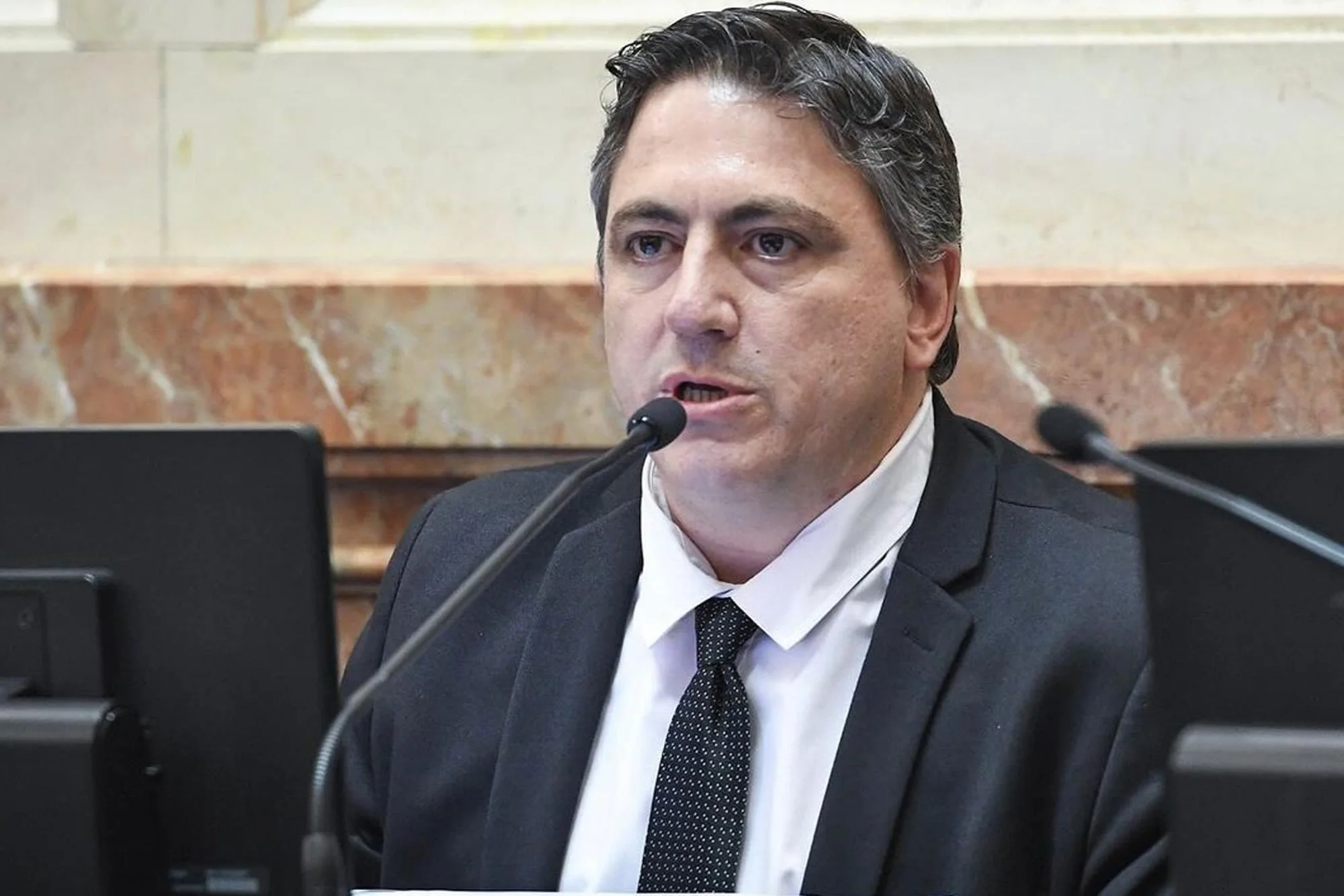 “Después de 25 años”: un senador libertario cesó la actividad de sus empresas, puso en venta una planta y acusó a un gobernador