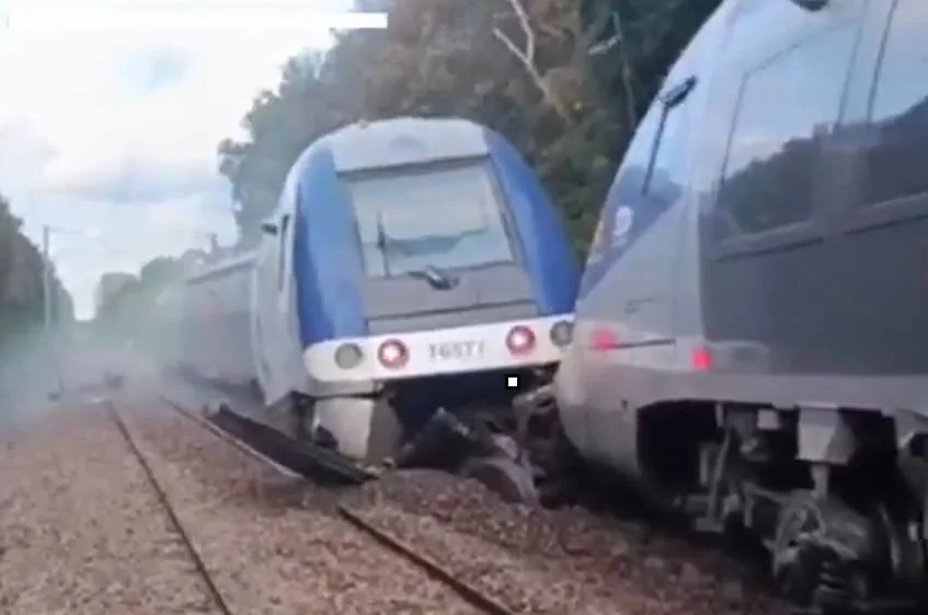 Un tren regional descarriló en Francia y dejó 44 heridos: uno quedó en estado crítico