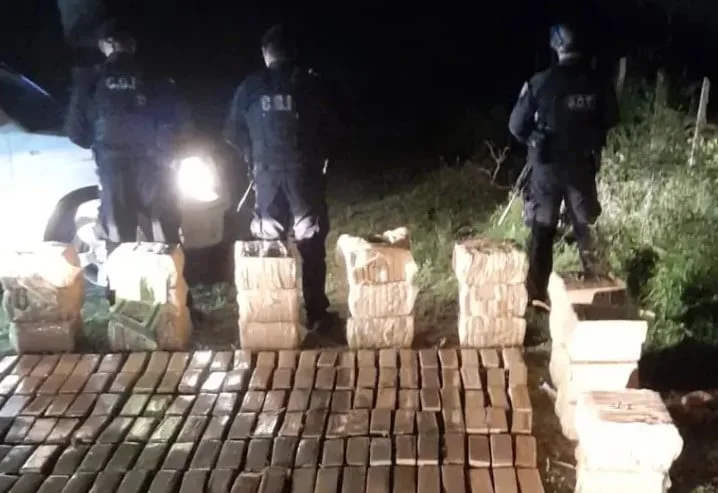 Investigan el sorpresivo hallazgo de una tonelada de droga en un campo cercano a la ruta nacional 11