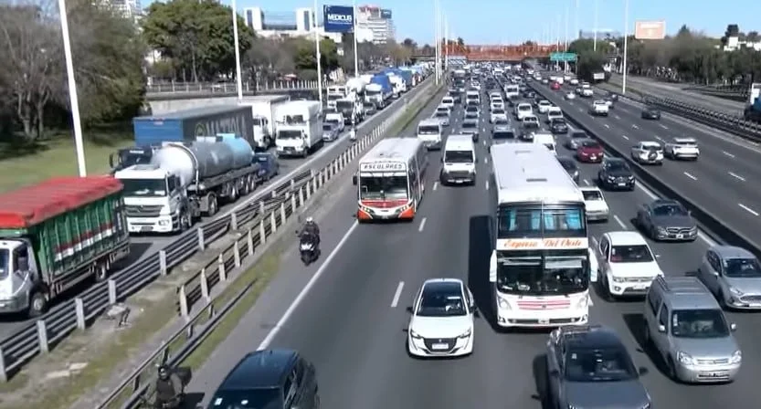 Caos de tránsito en la avenida Lugones: hasta 20 kilómetros de cola
