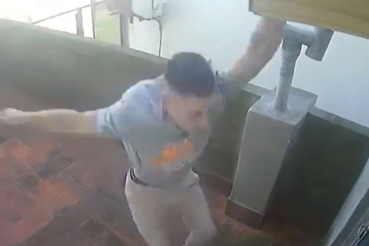 Un delincuente escapaba de la Policía en Mar del Plata, se tiró de un balcón y terminó rompiéndose la espalda