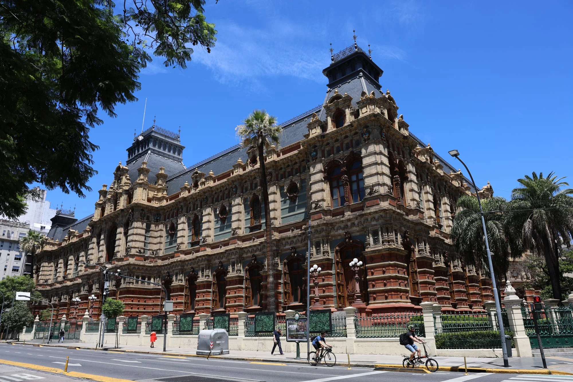 AySA: los números de la “joya” que el Gobierno busca privatizar y cuándo llegará el servicio a toda la población