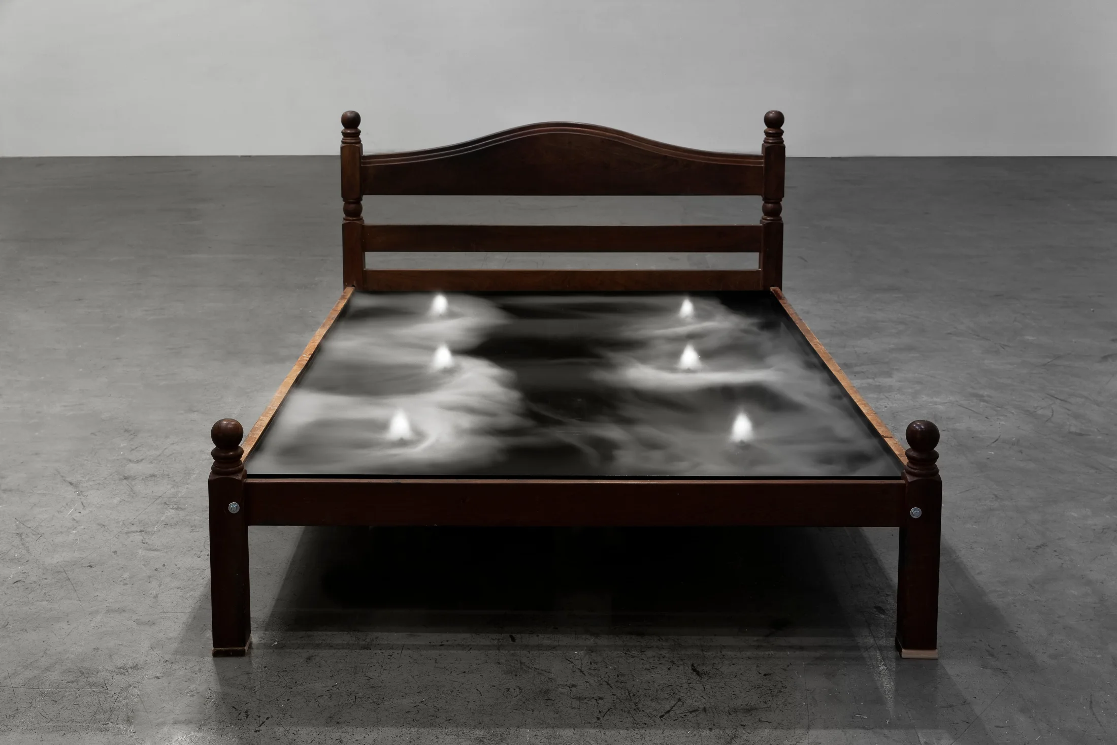 De la cama, ese territorio de descanso, sueños y sexo, a otras formas de inquietud