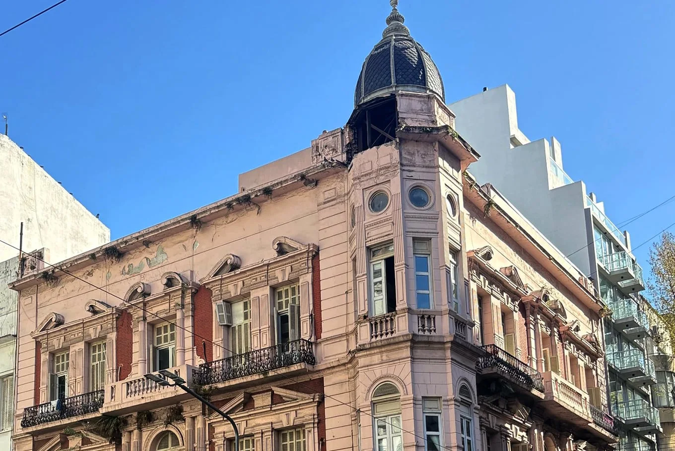 Se cayó parte de una cúpula en Callao y Sarmiento y tuvieron que evacuar a 30 personas