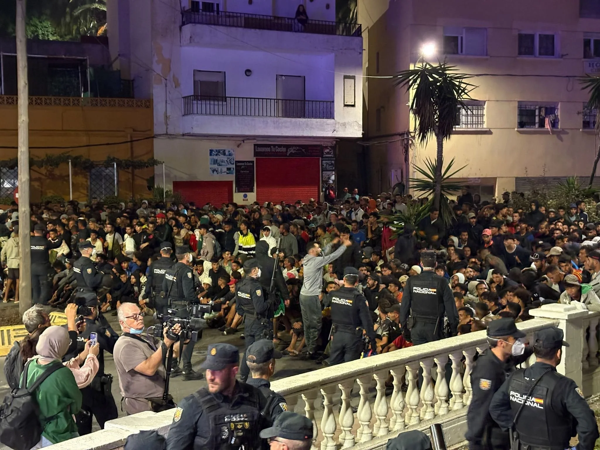 Tensión en Ceuta: un caótico traslado de migrantes provoca nuevas críticas para Pedro Sánchez