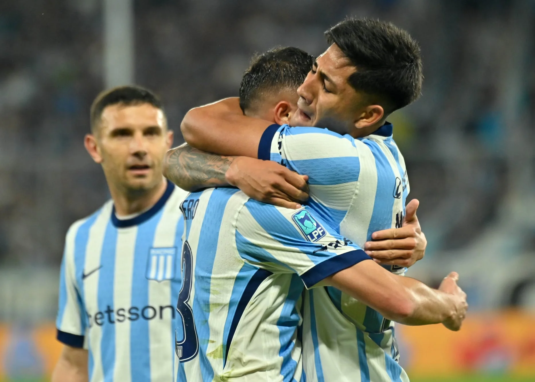 Racing se soltó con golazos para salir del fondo de la tabla y que Vojvoda encuentre algo de calma