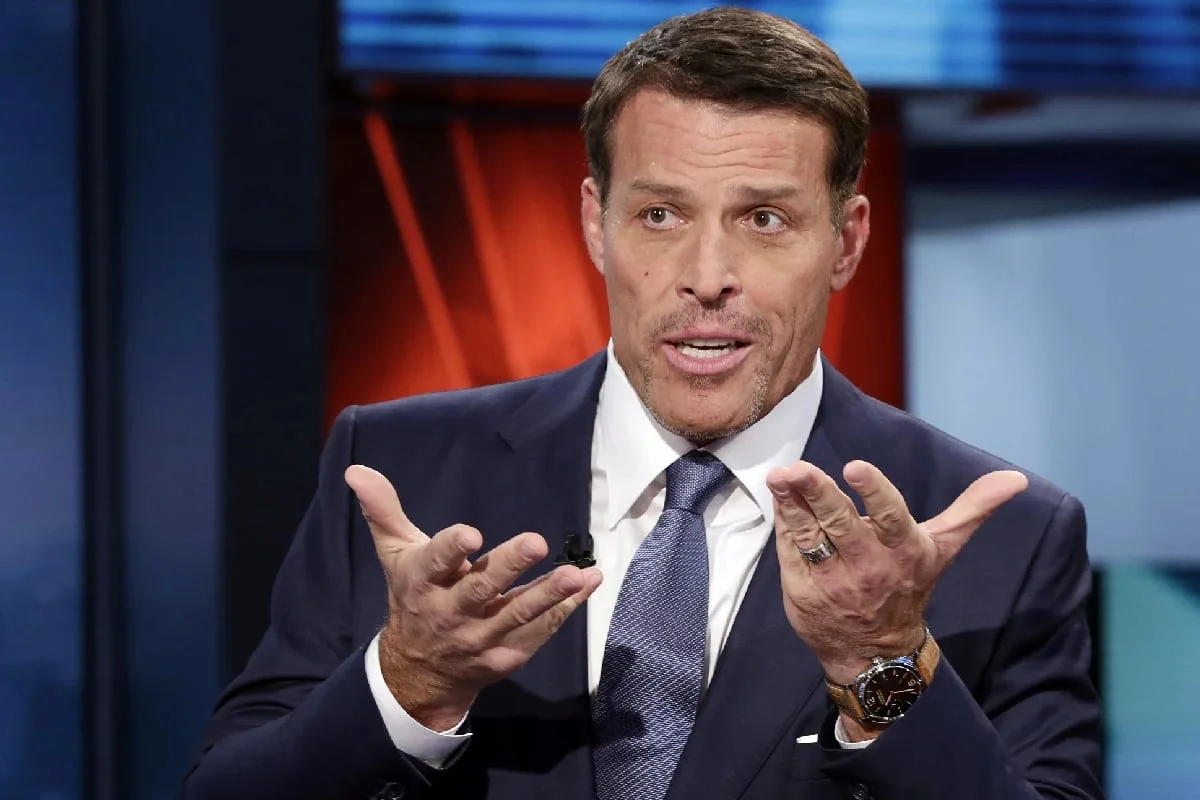 Tony Robbins, experto en crecimiento personal y bienestar: “El enfoque en uno mismo crea sufrimiento”