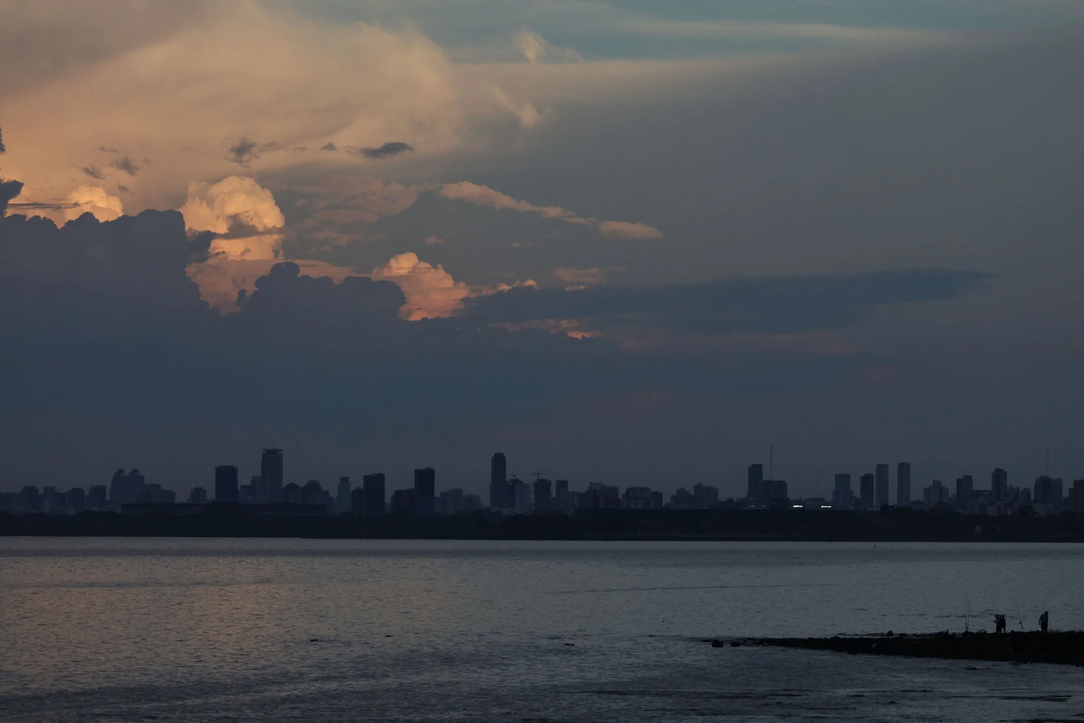 Doble alerta meteorológica: prevén tormentas fuertes para hoy en el AMBA y el impacto de otro fenómeno para mañana