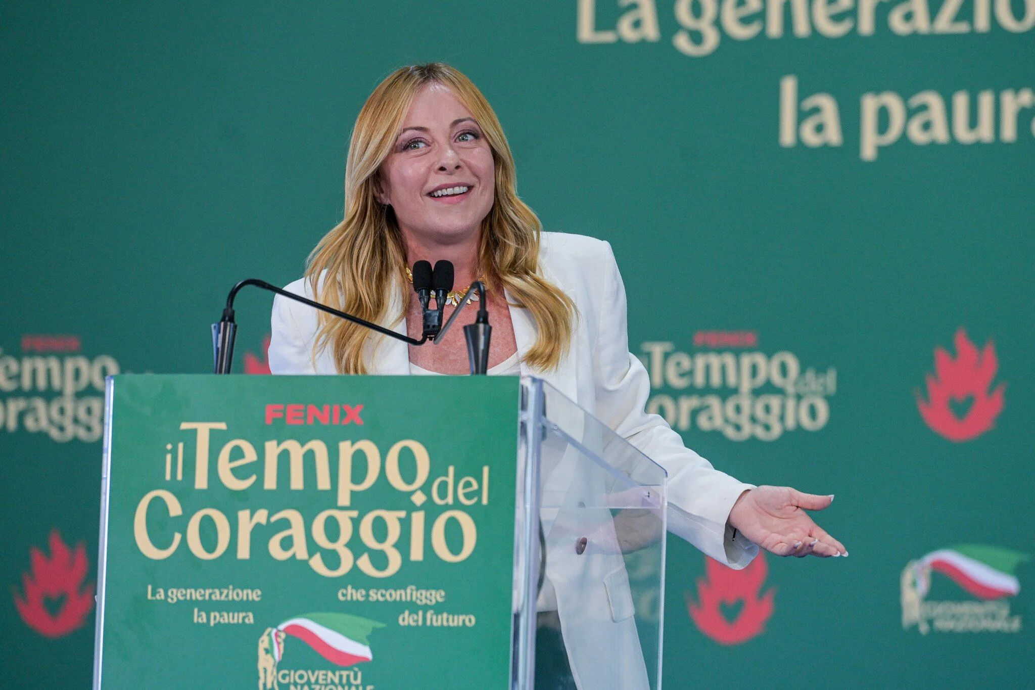 Meloni anunció la prohibición del burka y el niqab en las escuelas y un límite al número de extranjeros en las aulas