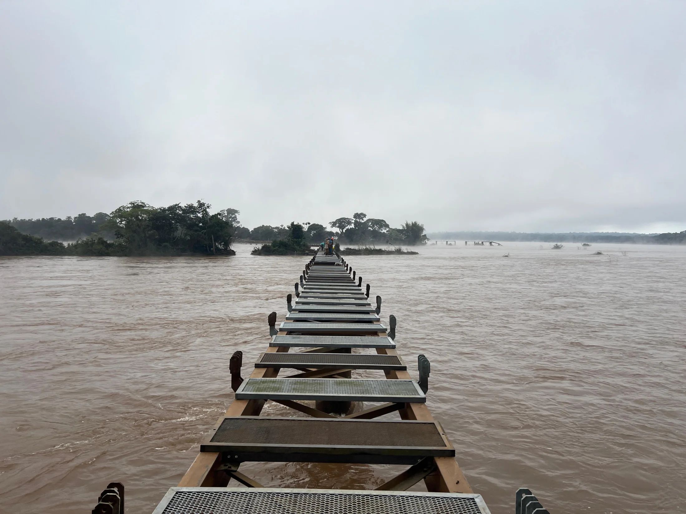 Súper Niño: el río Iguazú creció en las Cataratas y el mar avanza sobre Monte Hermoso por viento extremo
