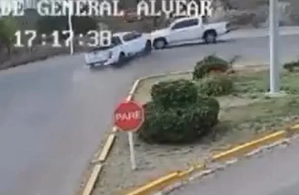 Dos camionetas 4x4 protagonizaron un violento accidente en Mendoza: cuatro heridos de gravedad