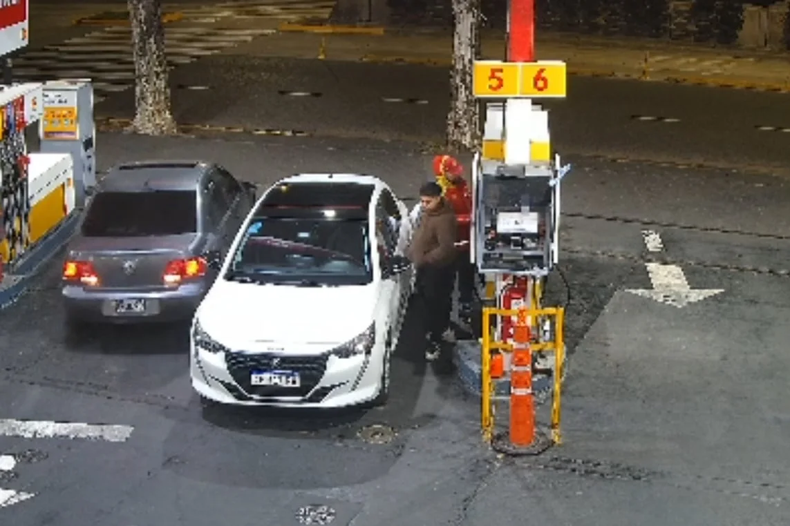 Así fue el choque de Pity Álvarez contra un auto que estaba cargando nafta en una estación de servicio