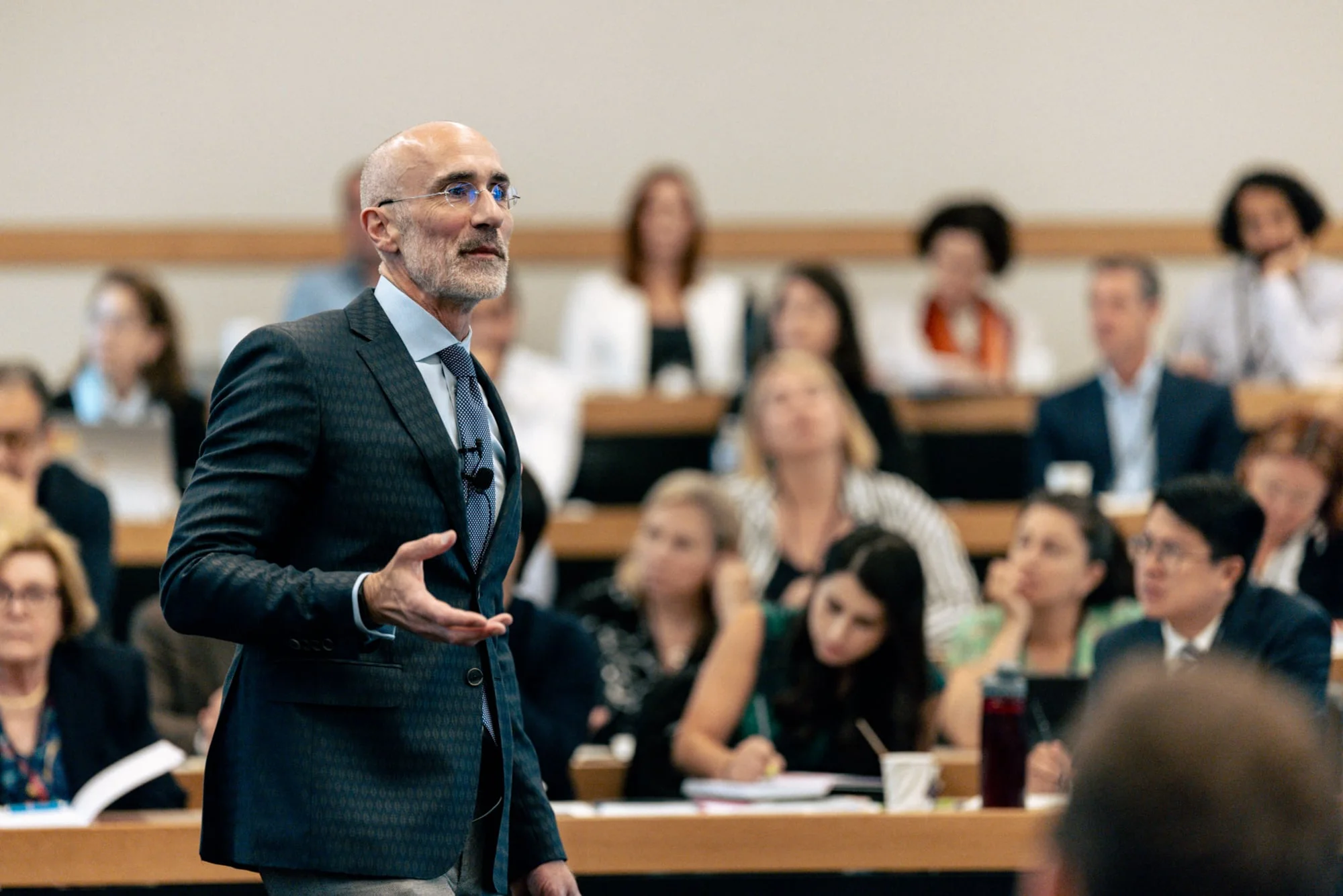 Arthur Brooks, catedrático de Harvard, sobre la felicidad: “Las personas más felices son las que nunca dejan de aprender”