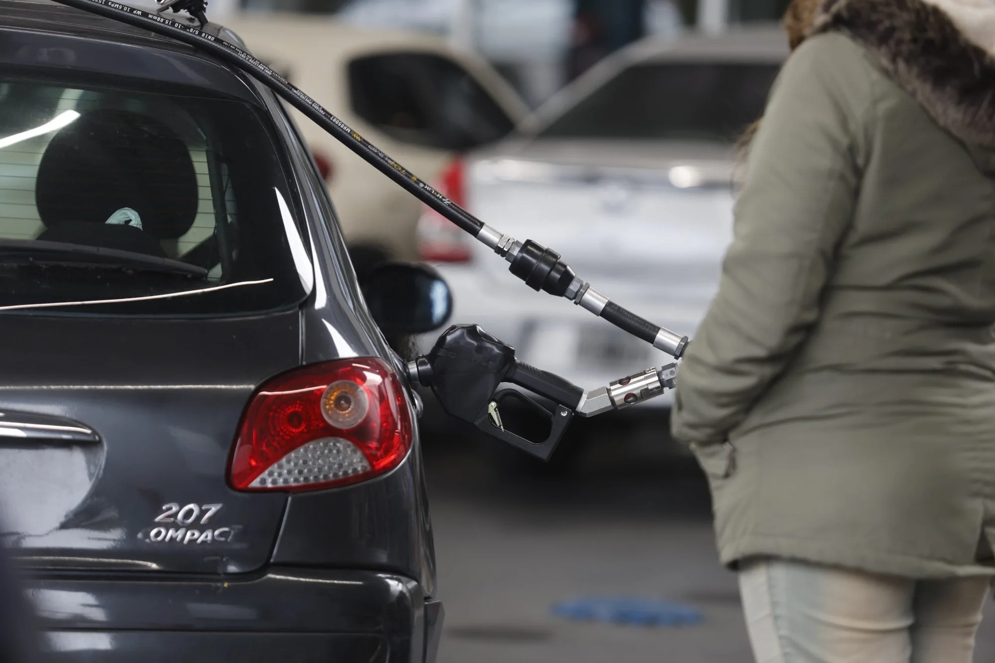 Las petroleras privadas aumentaron 5% los combustibles, mientras YPF espera: cómo quedaron los precios