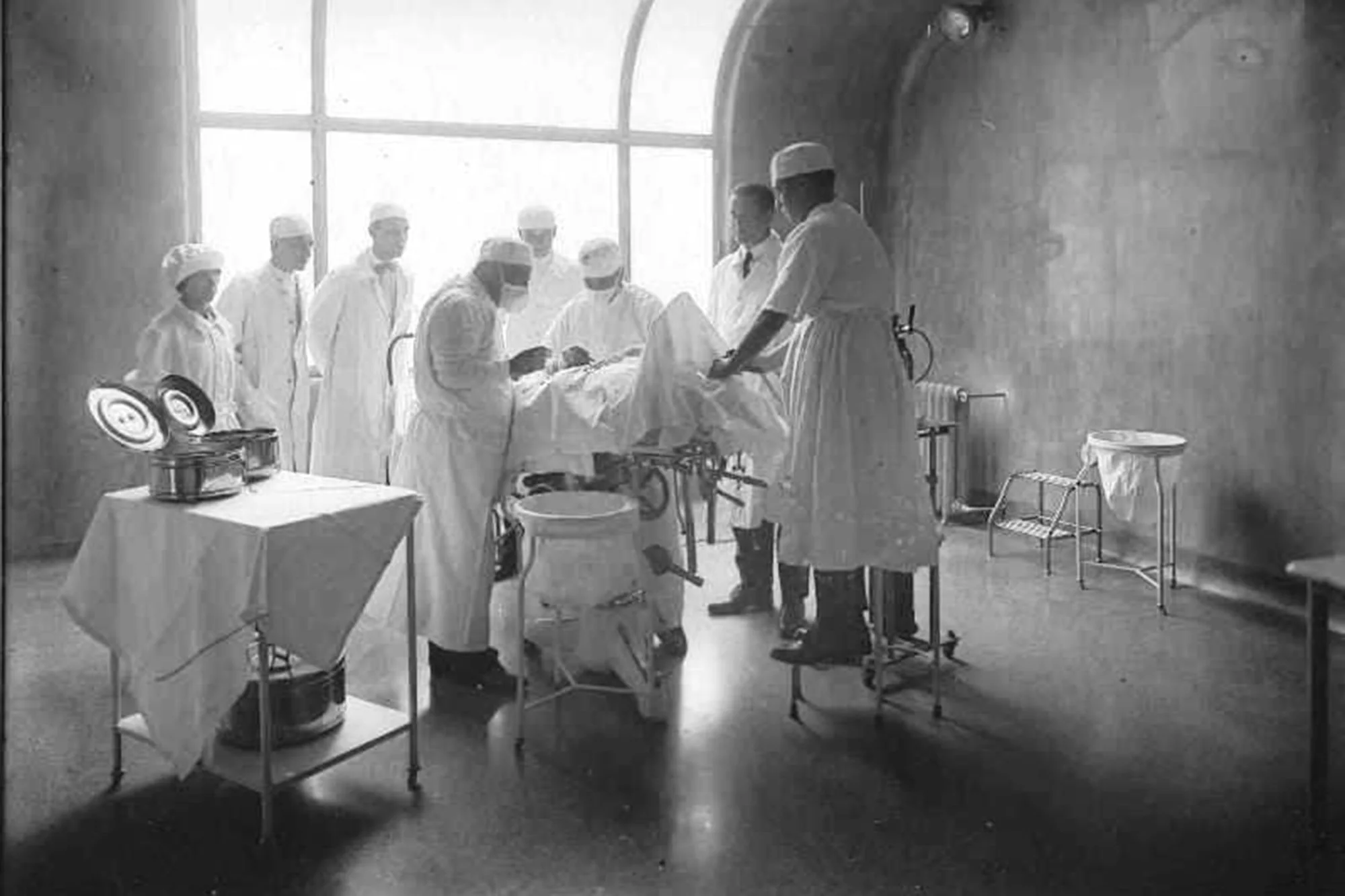 Médicos de tres generaciones: un emblemático centro de salud porteño cumple 100 años, entre cirugías inéditas e influencers foodies