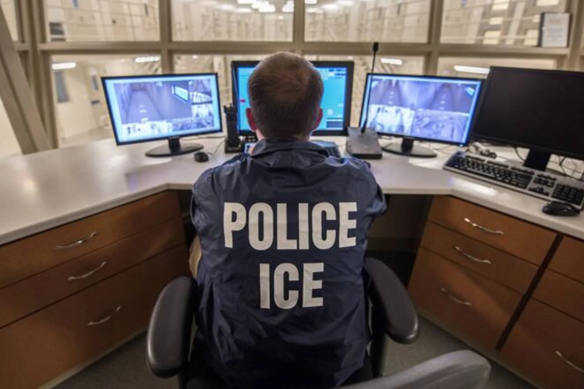 Para frenar al ICE: buscan frenar el sistema de vigilancia con GPS que el DHS aplica a miles de inmigrantes en EE.UU.