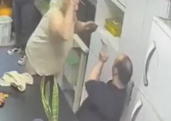 Una mujer de 71 años fue denunciada por maltratar a su hijo con síndrome de Down