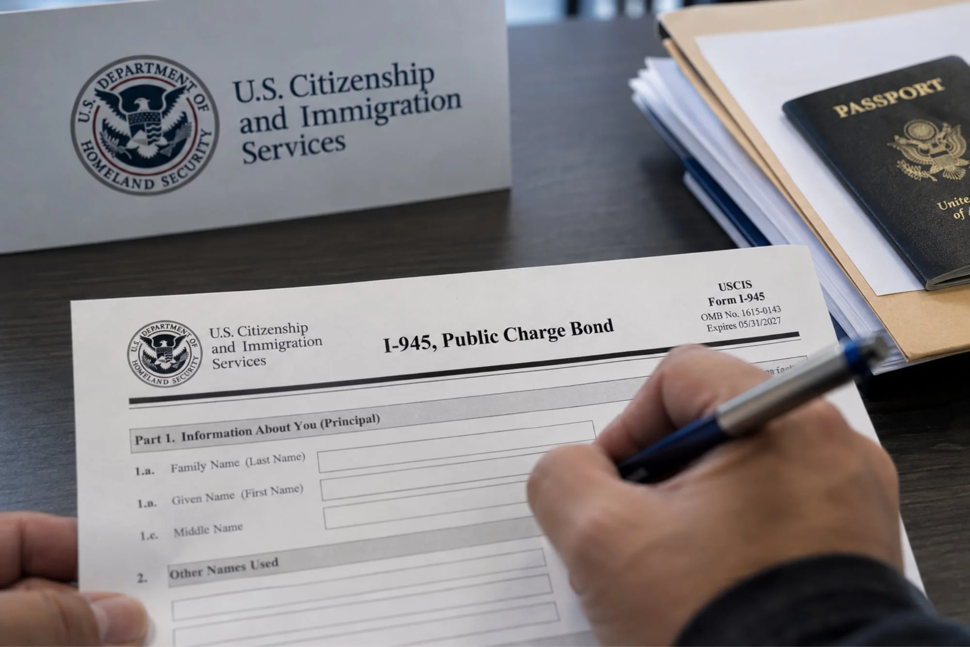 El aviso del Uscis sobre el Formulario I-945 de carga pública para aplicantes de residencia permanente