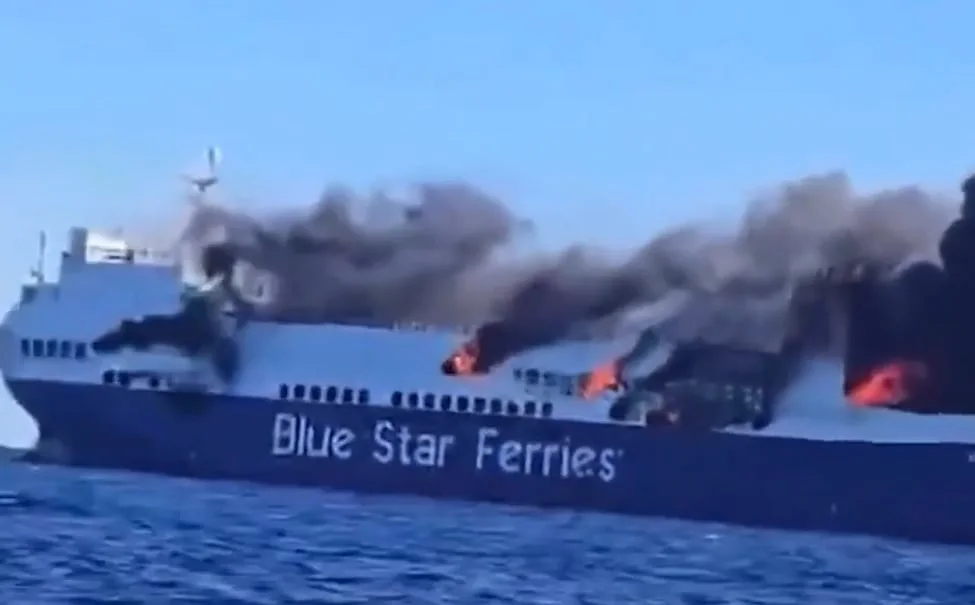 Impactante incendio de un ferry frente a una isla griega: evacuaron a 29 personas