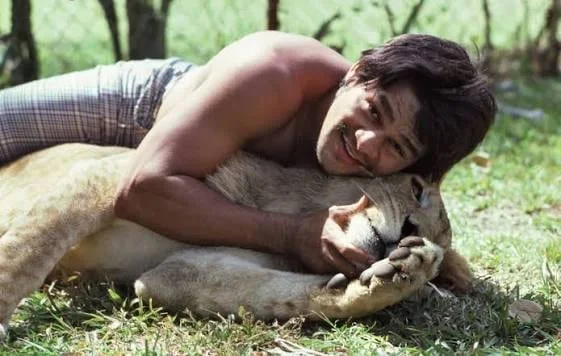 “Mano de Piedra” Durán, una vida de película: cantaba salsa, tenía un león en la casa y casi se mata en Argentina