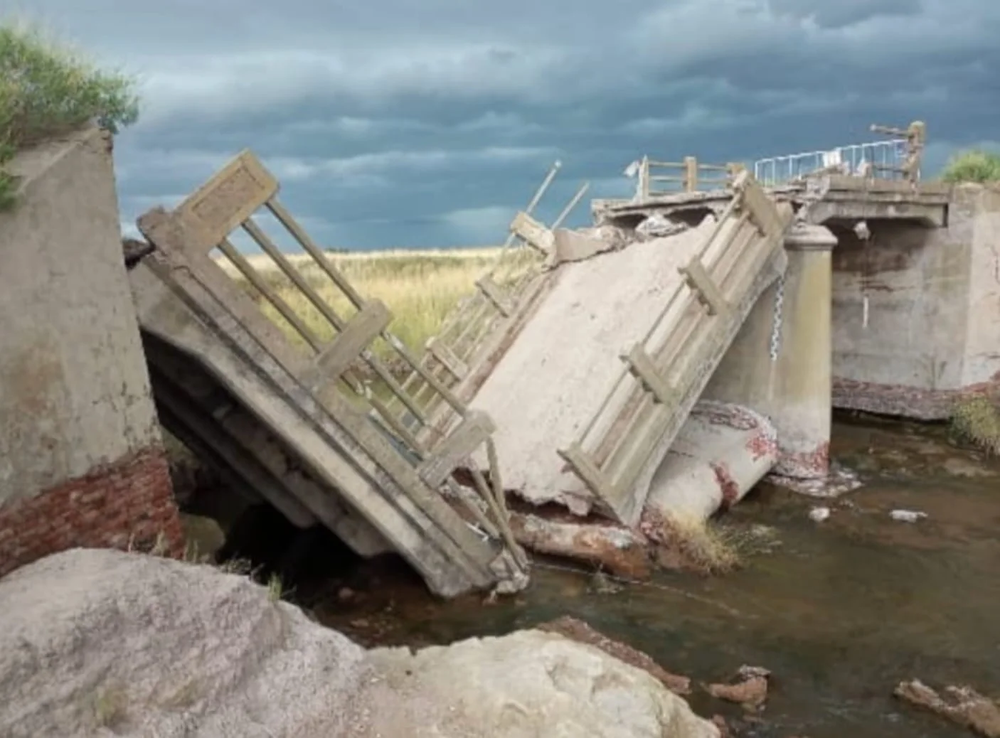 “Impotencia y bronca”: se cayó un puente de 1930 y llevan 220 días sin poder circular