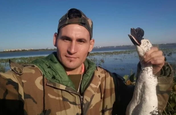 Denunciaron a un influencer de Santa Fe por cazar aves protegidas y exhibirlo en redes sociales