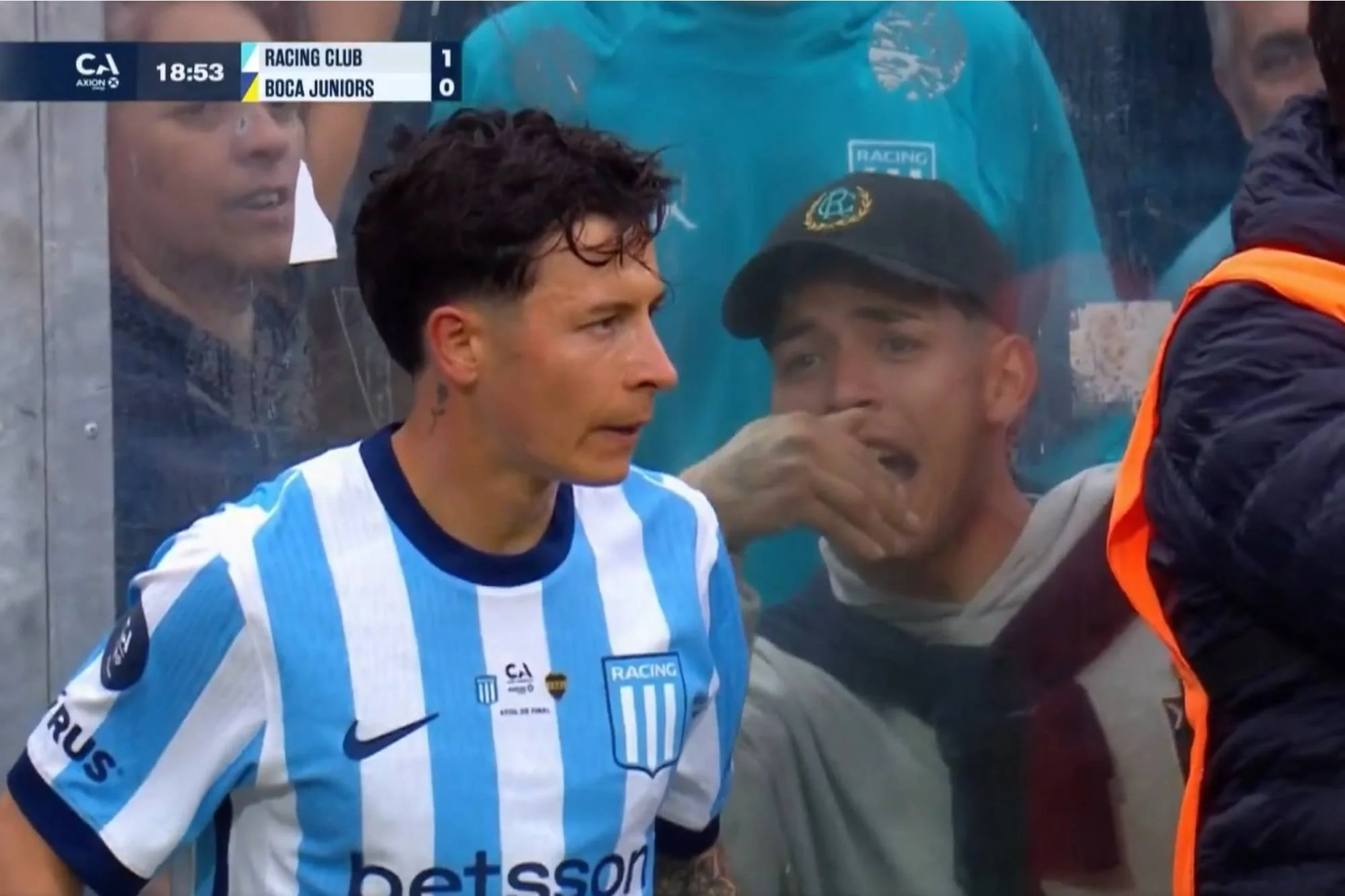 El golazo olímpico de Racing a Boca y la “instrucción” del hincha indicándole a Gastón Lodico cómo patear