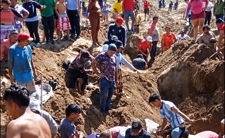 Cientos de vecinos excavaron un basural para rescatar ropa enterrada en Tucumán