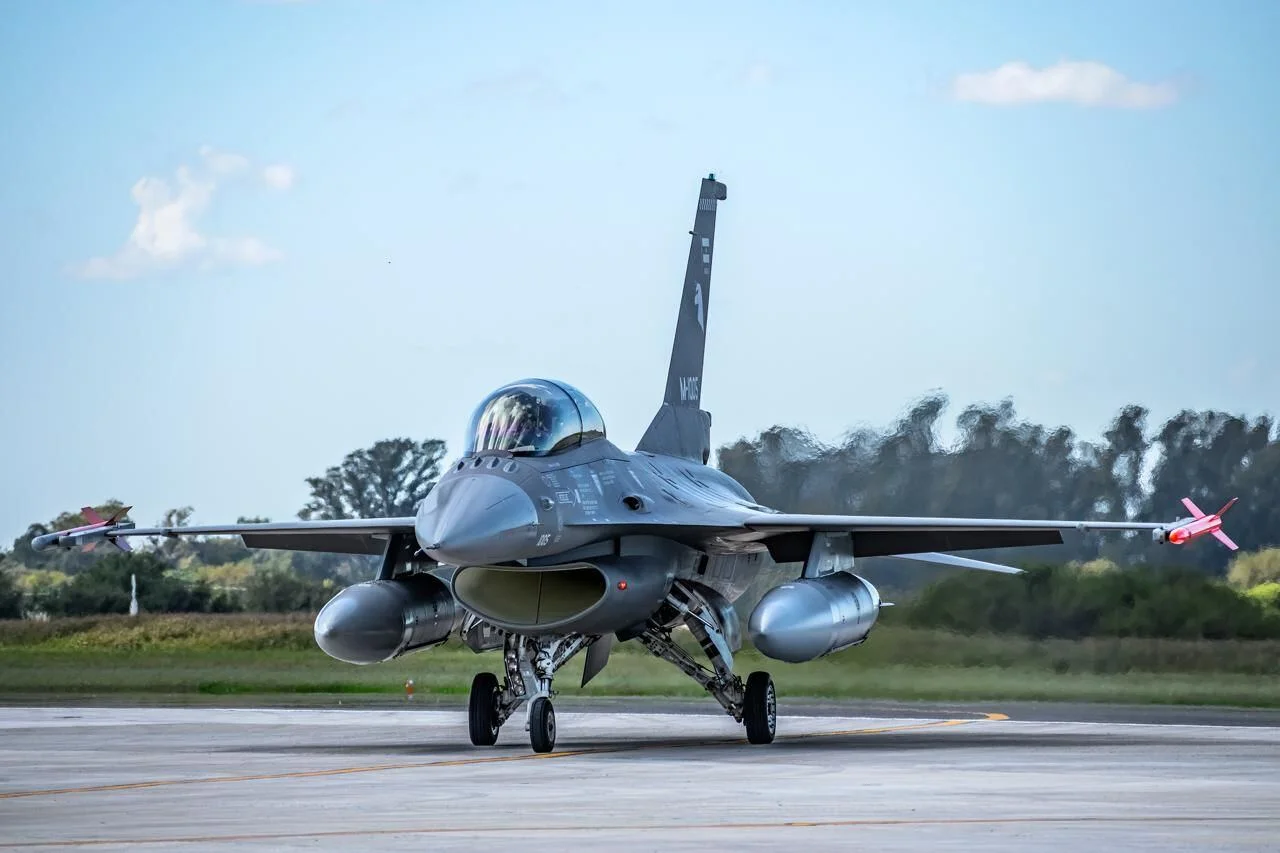 Otros seis aviones cazas F-16 llegaron a Río Cuarto y se suman a la Fuerza Aérea